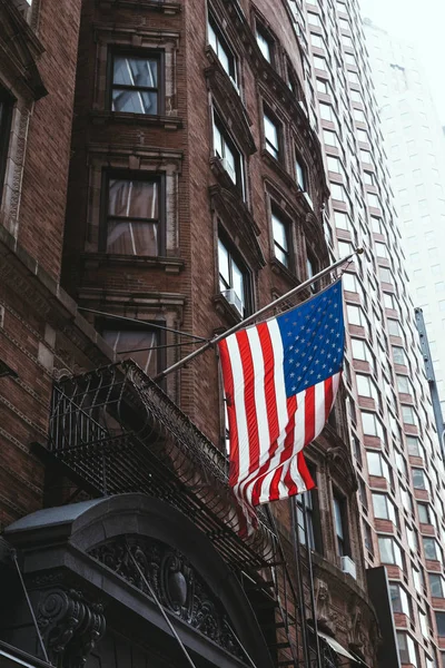 Urban scene with national american flag on street, New york, usa — стоковое фото