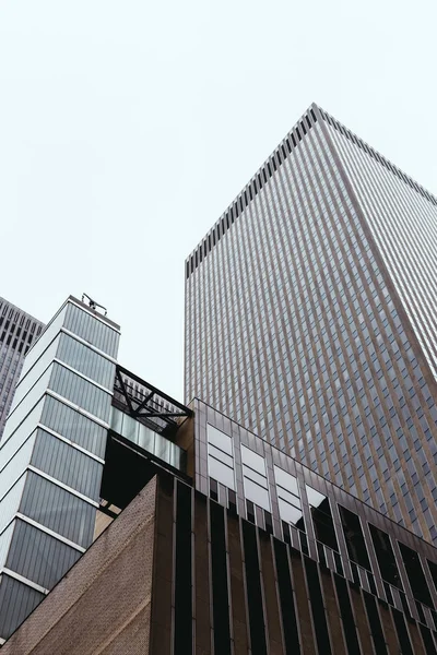 Scène urbaine avec l'architecture de la ville de New York et ciel clair, Etats-Unis — Photo de stock