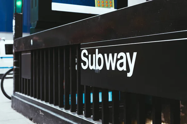 Vue rapprochée du panneau de métro sur la rue à New York, Etats-Unis — Photo de stock