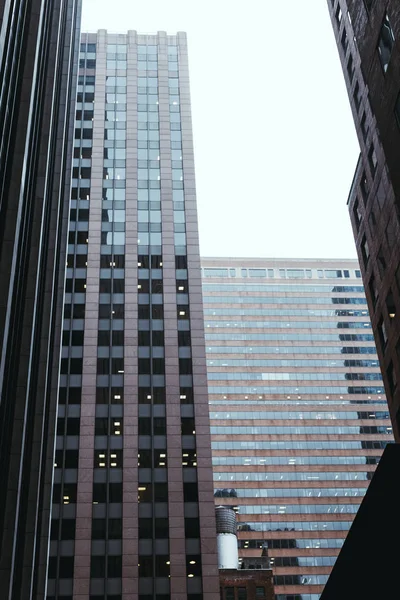 Cena urbana com arquitetura da cidade de nova york e céu claro, eua — Fotografia de Stock