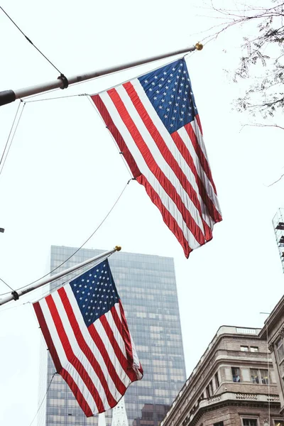 Scène urbaine avec des drapeaux nationaux américains sur la rue, New York, Etats-Unis — Photo de stock