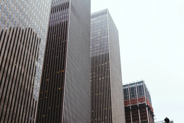 Scène urbaine avec l'architecture de la ville de New York et ciel clair, Etats-Unis — Photo de stock