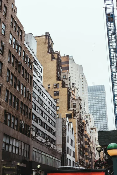 Escena urbana con arquitectura de la ciudad de Nueva York, EE.UU. - foto de stock