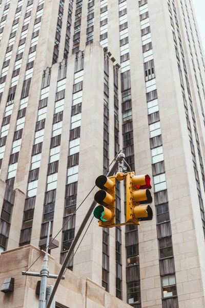 Urban scene with traffic light and architecture of new york city, usa — Stock Photo