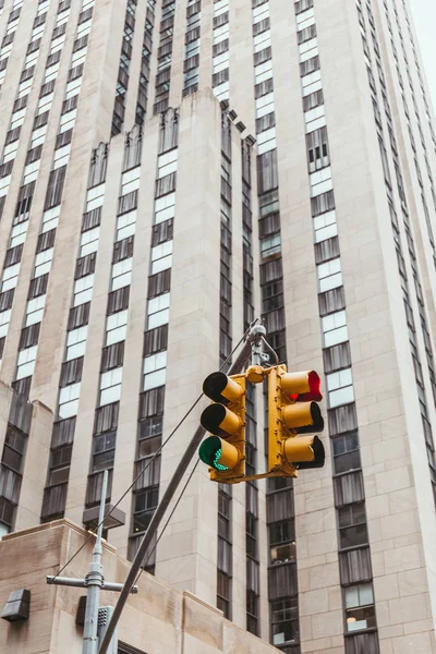 Urban scene with traffic light and architecture of New york city, сша — Stock Photo