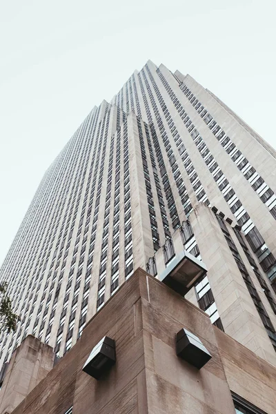 Vista inferior del rascacielos y el cielo despejado, Nueva York, EE.UU. - foto de stock