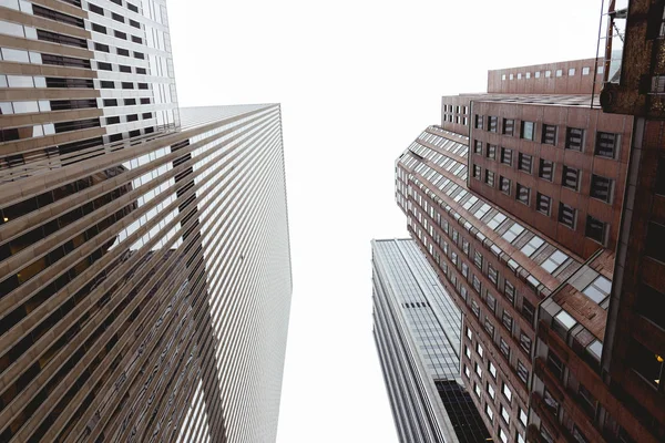 Blick von unten auf Wolkenkratzer und klaren Himmel in New York City, USA — Stockfoto