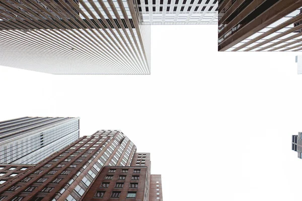 Вид снизу на небоскребы и чистое небо в Нью-Йорке, США — стоковое фото