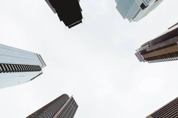 Blick von unten auf Wolkenkratzer und klaren Himmel in New York City, USA — Stockfoto