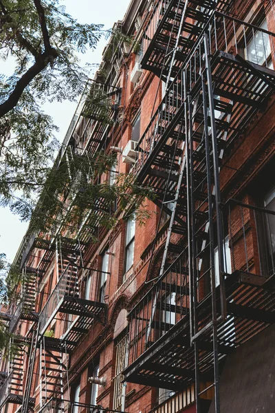 Vista de ángulo bajo del edificio antiguo en la ciudad de Nueva York, EE.UU. - foto de stock