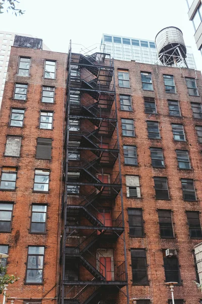 Низький кут зору на стару будівлю в Нью-Йорку, США — стокове фото