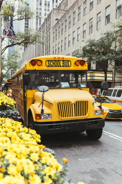 Cena urbana de ônibus escolar amarelo e carros na rua em Nova York, EUA — Fotografia de Stock