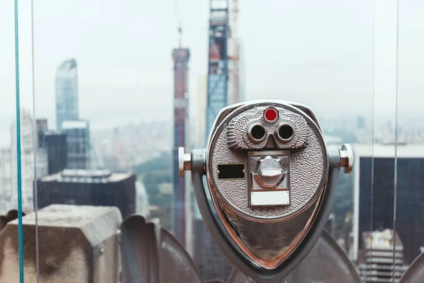 Vista de cerca de los prismáticos operados en la plataforma de observación en la ciudad de Nueva York, EE.UU. - foto de stock