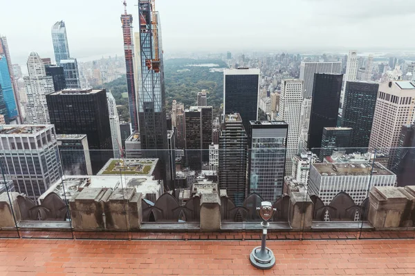 Vista en ángulo alto de los prismáticos operados en la plataforma de observación en la ciudad de Nueva York, EE.UU. - foto de stock