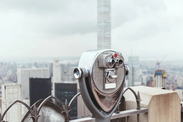 Vista de cerca de los prismáticos operados en la plataforma de observación en la ciudad de Nueva York, EE.UU. - foto de stock