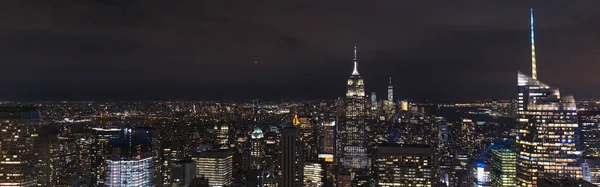 Vista panorâmica de edifícios e luzes da cidade noturna em Nova York, EUA — Fotografia de Stock