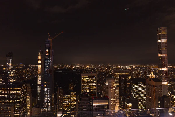 Воздушный вид на здания и ночное освещение города в Нью-Йорке, Сша — стоковое фото