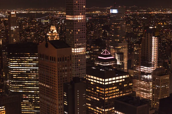 Vista aérea de edificios y luces nocturnas de la ciudad en Nueva York, EE.UU. - foto de stock