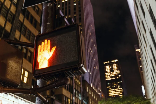 Nahaufnahme von New York Ampel und Wolkenkratzer, USA — Stockfoto