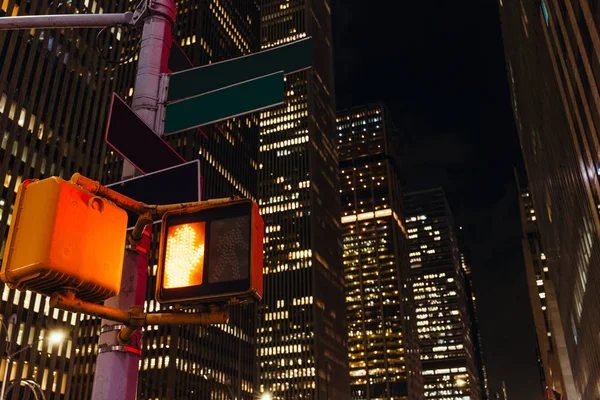 Close up view of new york traffic light and skyscrapers, сша — стоковое фото