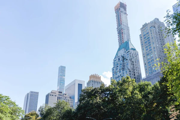 Stadtbild mit Bäumen im Stadtpark und Wolkenkratzern in New York, USA — Stockfoto