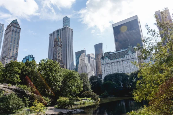 Gebäude und Stadtpark in New York, USA — Stockfoto