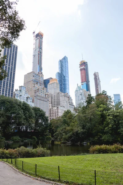Edificios y parque de la ciudad en Nueva York, EE.UU. - foto de stock