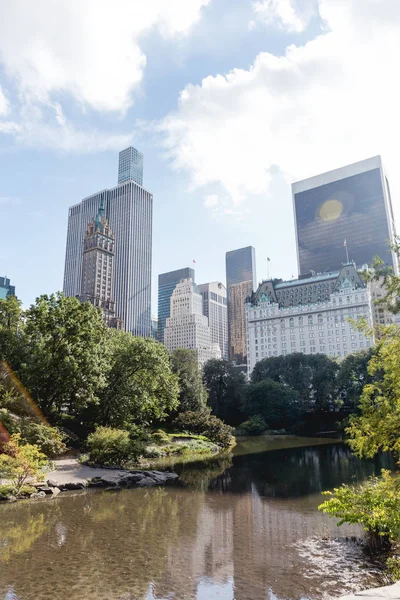 Edifícios e parque da cidade em Nova York, EUA — Fotografia de Stock