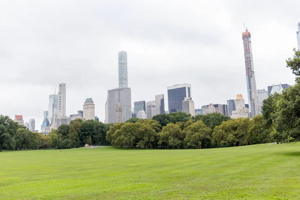 Urban scene with trees in city park and skyscrapers in new york, usa — Stock Photo