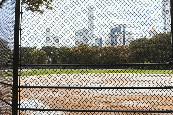 Playground e edifícios em segundo plano, Nova Iorque, EUA — Fotografia de Stock