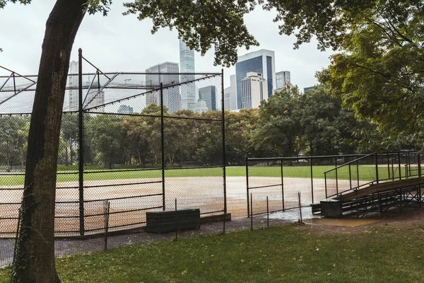 Vista panorâmica do parque infantil e edifícios em segundo plano, Nova Iorque, EUA — Fotografia de Stock