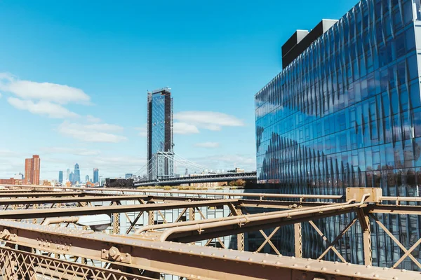 Cena urbana de Manhattan a partir da ponte de Brooklyn em Nova Iorque, EUA — Fotografia de Stock