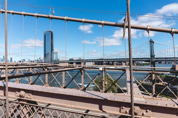 Urban scene of manhattan from brooklyn bridge in new york, usa — Stock Photo