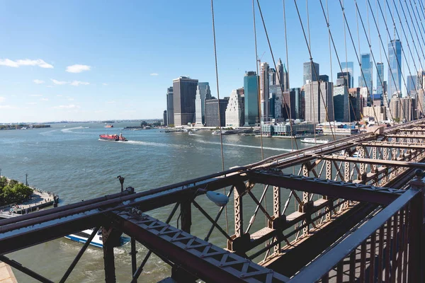 Міська сцена Манхеттена з Бруклінського мосту в Нью-Йорку, США — стокове фото