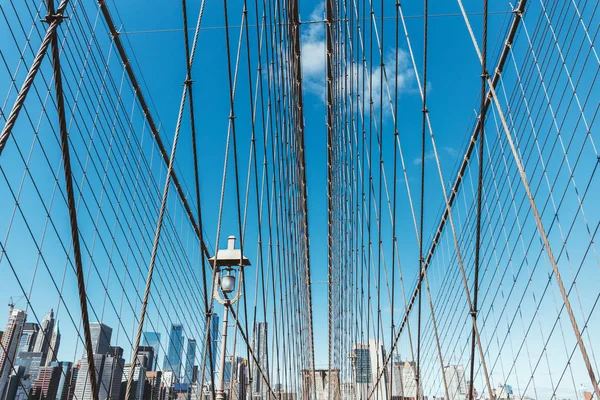 Brooklyn puente sobre el cielo azul y fondo Manhattan, Nueva York, EE.UU. - foto de stock