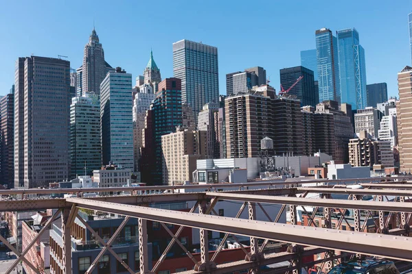 Escena urbana de Manhattan desde el puente de Brooklyn en Nueva York, EE.UU. - foto de stock