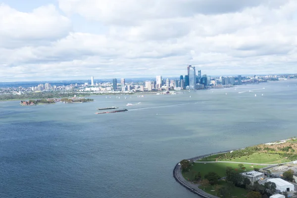 Vista aérea del océano atlántico y la ciudad de Nueva York, EE.UU. - foto de stock