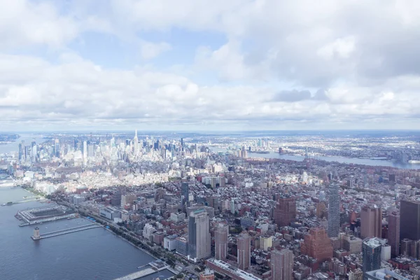 Vista aérea de los rascacielos de Nueva York y el cielo nublado, EE.UU. - foto de stock