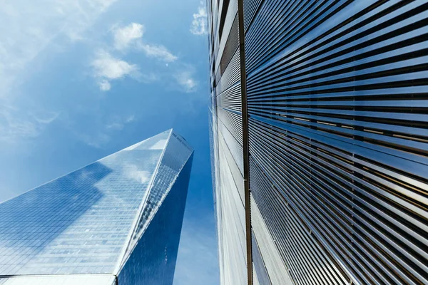 Bottom view of skyscrapers and cloudy sky, new york, usa — Stock Photo