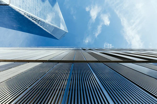 Bottom view of skyscrapers and cloudy sky, new york, usa — Stock Photo