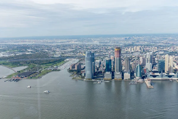 Vista aérea de los edificios de Nueva York y el océano atlántico, EE.UU. - foto de stock