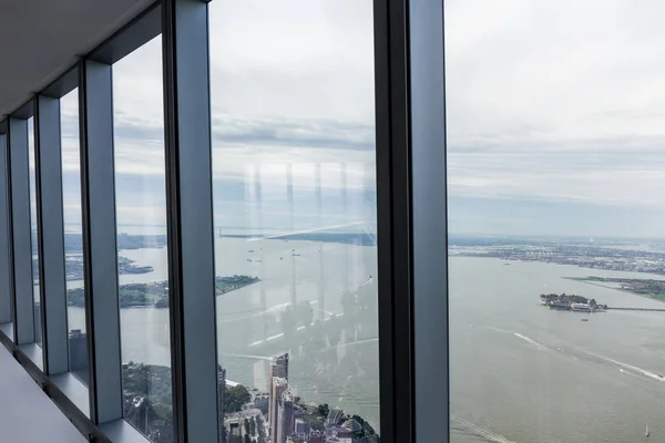 Vista sobre el cielo nublado y la ciudad de Nueva York a través de la ventana, EE.UU. - foto de stock