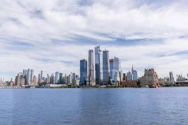 Vista panorámica de los edificios de Nueva York y el océano atlántico, EE.UU. - foto de stock