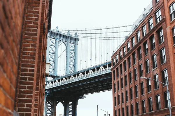 Міська сцена з будівлями і Бруклінським мостом в Нью-Йорку, США — стокове фото