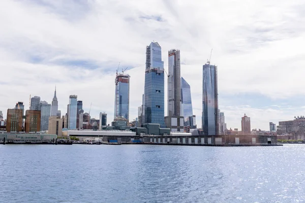 Vista panorámica de los edificios de Nueva York y el océano atlántico, EE.UU. - foto de stock