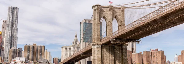 Панорамный вид на Бруклинский мост и Манхэттен в Нью-Йорке, США — стоковое фото