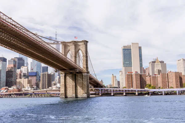 Урбанистическая сцена с Бруклинским мостом и Манхэттеном в Нью-Йорке, США — стоковое фото