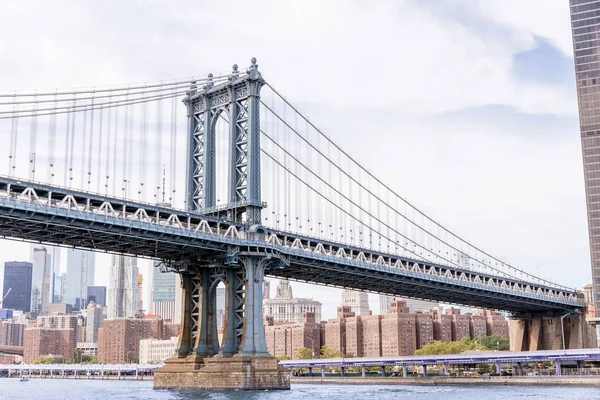 Міська сцена з Бруклінським мостом і Манхеттеном в Нью-Йорку, США — стокове фото