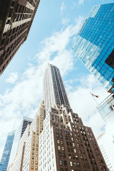 Visão de baixo ângulo de arranha-céus e céu nublado em Nova York, EUA — Fotografia de Stock