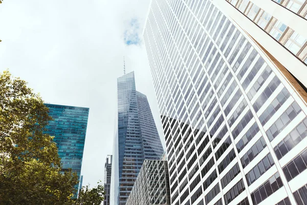 Low angle view of skyscrapers in new york, usa — Stock Photo